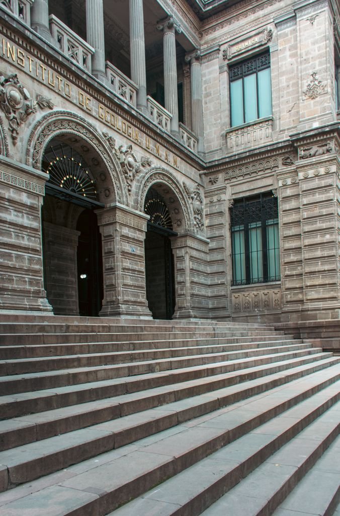 Arched entrance of the historic UNAM Geology Museum in Mexico City, showcasing ornate architecture.