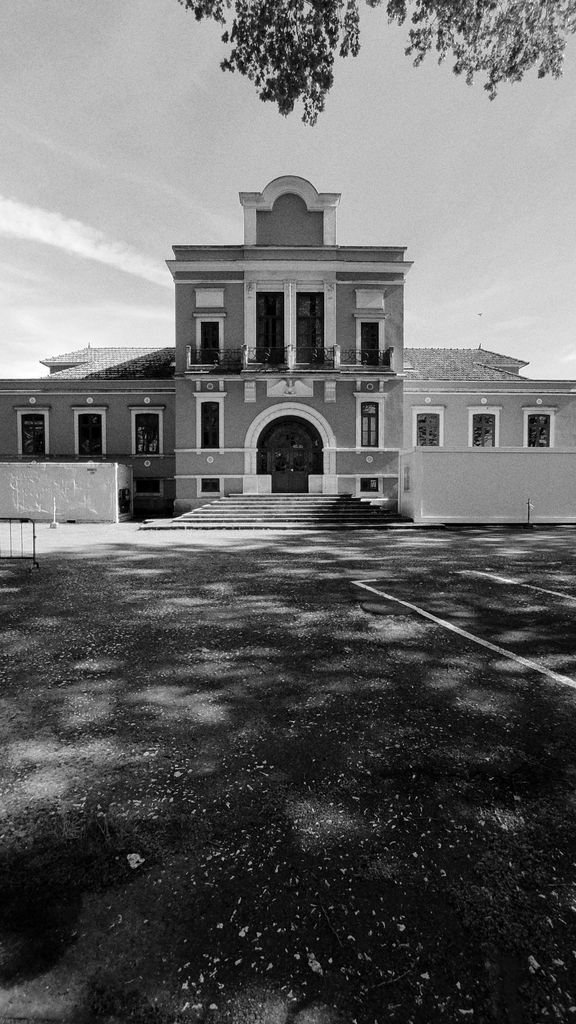Black and white photo of a historic building facade in Aveiro, with classic architectural details.