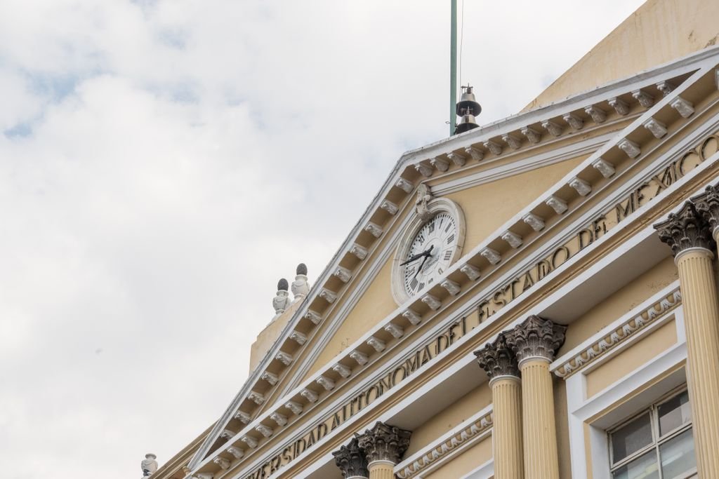 Historic building facade with clock in Toluca de Lerdo, Estado de México, featuring classical architecture.